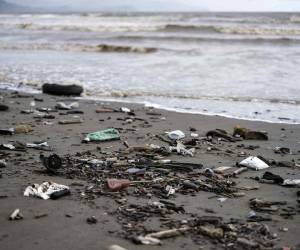 <i>Fotografía de archivo que muestra desechos en la playa Guacalillo, en el pacífico central, el 30 de mayo de 2024 en San José (Costa Rica). EFE/ Jeffrey Arguedas</i>