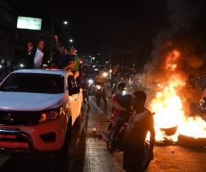 Defeated opposition presidential candidate Salvador Nasralla leads a caravan of vehicles in a protest against the inauguration of the president Juan Orlando Hernandez in Tegucigalpa on January 26, 2018.Honduran President Juan Orlando Hernandez was set to be sworn in for a second term Saturday as the opposition vowed mass protests over claims he fraudulently won November elections. / AFP PHOTO / ORLANDO SIERRA