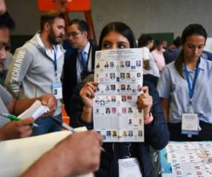 Guatemalan Electoral Supreme Court members count votes after the general elections in Guatemala City, on June 16, 2019. - Voting in Guatemala's presidential election ended on Sunday, following a tumultuous campaign that saw two leading candidates barred from running and the top electoral crimes prosecutor flee the corruption-weary country. (Photo by Orlando ESTRADA / AFP)