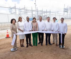 <i>La ceremonia de inauguración estuvo encabezada por la vicepresidenta de República Dominicana, Raquel Peña, y contó con la participación del ministro de Energía y Minas, Joel Santos; el presidente y CEO de ACCIONA, José Manuel Entrecanales; el presidente ejecutivo de JMMB República Dominicana, Juan José Melo; y el CEO de Grupo País, Juan Carlos País. Foto de cortesía</i>