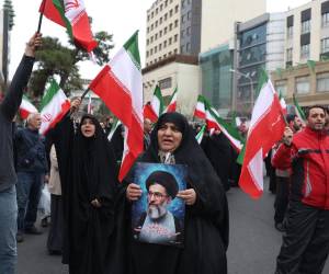 <i>Iraníes se reúnen durante protestas anti-EE.UU. e israelíes en Teherán, con un retrato del líder supremo iraní, Ali Jameneí. EFE/EPA/ABEDIN TAHERKENAREH</i>