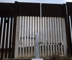 <i>Esta organización criminal compraba documentos mexicanos falsos y pagaba comisiones a los cárteles para facilitar el traslado de migrantes a través de México. FOTO GUILLERMO ARIAS / AFP</i>
