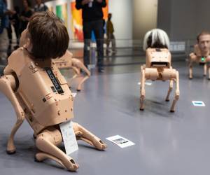 <i>Fotografía cedida por Art Basel de perros robots con caras de magnates del artista digital Beeple presentadas por Beeple Studios en la sección Zero 10 de la feria Art Basel Miami Beach 2025. EFE/ Art Basel </i>