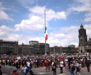 La gente permanece en la plaza del Zócalo después de un terremoto en la Ciudad de México el 19 de septiembre de 2022. - Un terremoto de magnitud 6.8 golpeó el oeste de México el lunes, sacudiendo edificios en la Ciudad de México en el aniversario de dos grandes temblores en 1985 y 2017, dijeron sismólogos. (Foto de Pedro PARDO / AFP)