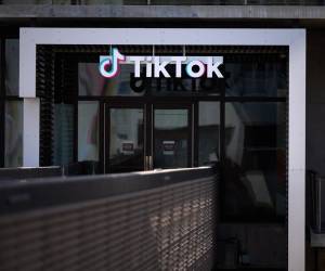 <i>LOS ÁNGELES (Estados Unidos), 15/09/2025.- Se exhiben carteles en la sede de TikTok en Los Ángeles, California, EE. UU., el 15 de septiembre de 2025. Funcionarios estadounidenses y chinos afirmaron haber alcanzado un acuerdo marco para que la aplicación TikTok pase a manos estadounidenses, el cual se confirmará en una llamada el 19 de septiembre entre el presidente estadounidense Donald Trump y el presidente chino Xi Jinping. EFE/EPA/ALLISON DINNER</i>