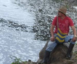 Edwin Rodolfo Padilla observes the Lempa river pollution in Pinuelas village, 430 kilometres west of Tegucigalpa on February 4, 2017.Environmental institutions and municipalities from Guatemala, Honduras and El Salvador join efforts to reduce the pollution of the Lempa river, scourged by deforestation, pollution and global warming. / AFP PHOTO / Marvin RECINOS / TO GO WITH AFP STORY BY CARLOS MARIO MARQUEZ