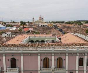 Hotels barricade their windows for the security of their guests in Granada, 45 km from Managua, on May 22, 2018.Almost all of the tourists have fled from Granada, the so-called 'Paris of Central America', since a wave of protests broke out against the government of Daniel Ortega, leading to pillaging and violent clashes that have left dozens of people dead and wounded. / AFP PHOTO / INTI OCON