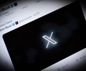 <i>El nuevo logotipo de Twitter, renombrado como X, se muestra en París el 24 de julio de 2023, en la cuenta de su propietario, Elon Musk, después de que cambió su foto de perfil a última hora del 23 de julio de 2023 por el nuevo logotipo de la empresa, que describió como “art deco minimalista”, y actualizó su biografía de Twitter a “X.com”, que ahora redirige a twitter.com. (Foto de ALAIN JOCARD / AFP)</i>