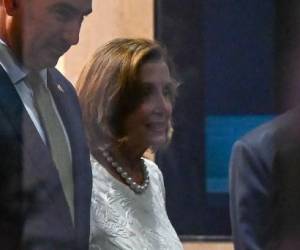 La presidenta de la Cámara de Representantes de EE. UU., Nancy Pelosi (derecha), sale del hotel Shangri-La después de una recepción organizada por la Cámara de Comercio de Estados Unidos en Singapur el 1 de agosto de 2022. (Foto de Roslan RAHMAN / AFP)