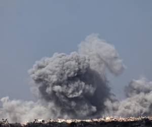 <i>No revelado (Israel), 10/10/2025.- Humo se eleva tras un ataque aéreo israelí en la zona norte de la frontera entre Israel y Gaza, visto desde el sur de Israel, el 10 de octubre de 2025, a pesar del acuerdo de alto el fuego entre Israel y Hamás en el marco de la primera fase del plan de paz de Gaza. La oficina del primer ministro Benjamin Netanyahu anunció el 9 de octubre que el gobierno israelí había aprobado el plan de alto el fuego y liberación de rehenes en Gaza. EFE/EPA/ATEF SAFADI</i>