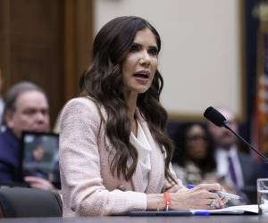 <i>La secretaria de Seguridad Nacional de EE. UU., Kristi Noem, asiste a una audiencia de Supervisión del Departamento de Seguridad Nacional del Comité Judicial de la Cámara de Representantes en el Capitolio de EE. UU. en Washington, DC, EE. UU., 04 de marzo de 2026. EFE/EPA/WILL OLIVER</i>