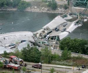 En 2007 un puente de la interestatal I-35 se derrumbó y mató a 13 personas. (Foto: Archivo)