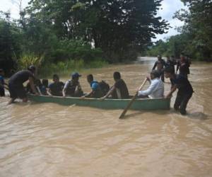 Personas evacuadas por inundaciones provocadas por ETA en Panzos, Alta Verapaz, al norte de la Ciudad de Guatemala. (Photo by Johan ORDONEZ / AFP)