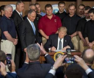 Trump firmó hoy un decreto que rebaja el presupuesto a los planes de medio ambiente y da luz verde a la extracción de carbón, entre otros puntos.