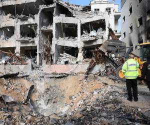 <i>Personal de los servicios de emergencia inspecciona los daños en el lugar del impacto de un misil iraní en Tel Aviv, Israel, el 1 de marzo de 2026. EFE/ABIR SULTAN</i>