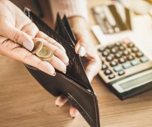 <i>Aunque los montos y los ritmos de ajuste son dispares, el común denominador en la región es la búsqueda de mayor estabilidad social en un contexto aún marcado por la informalidad y la desigualdad. Foto de Doucefleur / Getty Images/iStockphoto</i>