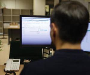 <i>Fotografía de archivo del 18 de agosto de 2025 que muestra a una persona usando una computadora. EFE/ Zipi/ARCHIVO</i>