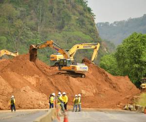 Desde el fin de semana, el desprendimiento de tierra obstaculizó el paso vehicular en la carretera Panamericana, en el tramo de Los Chorros. Foto cortesía