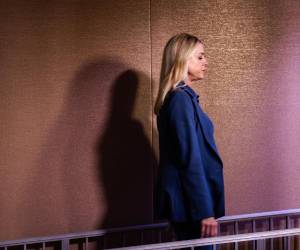 <i>La fiscal general de Estados Unidos, Pam Bondi, llega para pronunciar un discurso durante una conferencia de prensa en el Departamento de Justicia en Washington, D.C., EE. UU., el 4 de diciembre de 2025 (reeditado el 2 de abril de 2026). El presidente de Estados Unidos, Trump, anunció el 2 de abril de 2026 que destituía a Pam Bondi como fiscal general y la sustituía interinamente por Todd Blanche. EFE/EPA/MAANSI SRIVASTAVA</i>