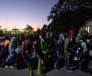 Honduran migrants heading to the United States with a second caravan wait at the international border bridge between Guatemala and Mexico in Ciudad Tecun Uman, Guatemala, as they wait to cross to Mexico on January 19, 2019. - Hundreds of Central Americans entered Mexico illegally as the latest migrant caravan trying to reach the United States began crossing the Mexican-Guatemalan border en masse Friday (Photo by Johan ORDONEZ / AFP)