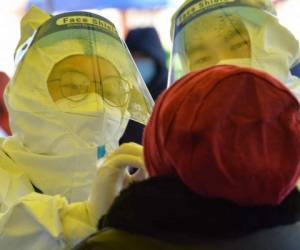 A residents undergoes a nucleic acid test for the Covid-19 coronavirus in north China's Tianjin on January 10, 2022. (Photo by AFP) / China OUT