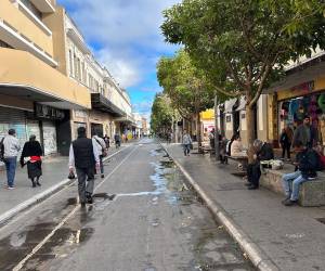 <i>Personas caminan por una calle del centro este lunes, en Ciudad de Guatemala (Guatemala). EFE/ Mariano Macz</i>