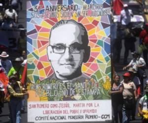 Catholic faithful demand justice on the 37th aniversary of the murder of Salvadorean Archbishop Oscar Arnulfo Romero in San Salvador, El Salvador on March 24, 2017. / AFP PHOTO / Marvin RECINOS