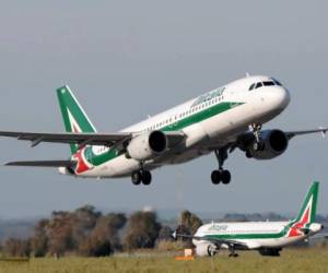 Aerei Alitalia all'aeroporto di Fiumicino in una immagine d'archivio. ANSA