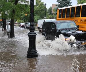 <i>Los automóviles circulan por una calle inundada en Church Avenue en medio de una tormenta costera el 29 de septiembre de 2023 en el vecindario Flatbush del distrito de Brooklyn, Nueva York. FOTO Michael M. Santiago/Getty Images/AFP</i>