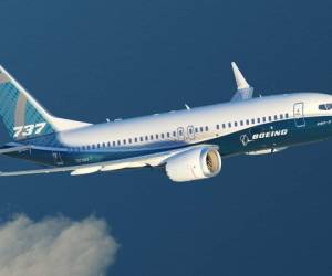El Boeing 737 MAX de un solo pasillo es uno de los aviones comerciales de pasajeros más nuevos y avanzados del mundo. Pero la compañía ha recibido críticas por posibles fallos con el avión, que entró en servicio en 2017.