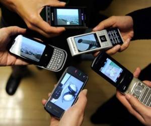 Tres compañías se reparten actualmente el mercado hondureño de telefonía móvil. (Foto: Archivo)