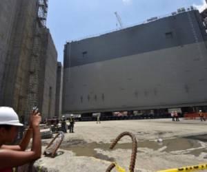 A un ritmo muy lento y en cuatro carritos de 480 ruedas, capaces de soportar hasta 10 toneladas cada una, fue instalada la compuerta en las nuevas esclusas del Pacífico. (Foto: AFP).