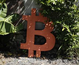 Fotografía de archivo que muestra un símbolo de bitcóin. EFE/ Rodrigo Sura