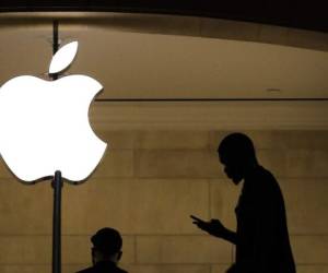 NEW YORK, NY - JANUARY 29: A man checks his phone in an Apple retail store in Grand Central Terminal, January 29, 2019 in New York City. Apple is set to report first-quarter earnings results after U.S. markets close on Tuesday. Drew Angerer/Getty Images/AFP