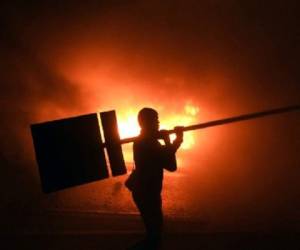 Partidarios de Nasralla provocaron altercados frente al local donde el TSE realizaba el conteo de votos. (Foto: AFP).