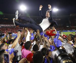 <i>Jugadores de Panamá levantan al seleccionador hispano-danés Thomas Christiansen al final de un partido por las eliminatorias de Concacaf al Mundial 2026 entre la selecciones de Panamá y El Salvador en el estadio Rommel Fernández Gutiérrez, en Ciudad de Panamá (Panamá). EFE/Bienvenido Velasco</i>