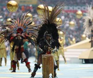 <i> Artistas se presentan este jueves, en la inauguración del Mundial de la FIFA 2026 en el estadio Ciudad de México (México). México abre, cuarenta años después, una nueva etapa con este encuentro deportivo, tras haber albergado el Mundial de 1986. EFE/ Sashenka Gutierrez</i>