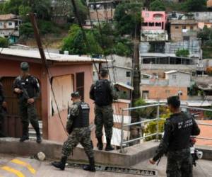 Miembros de la Policía Militar del Orden Público (PMOP) realizan operativo en zonas controladas por el Barrio 18 y Mara Salvatrucha (MS-13), el 15 de noviembre de 2017 / AFP PHOTO / Orlando SIERRA