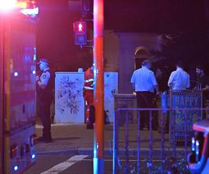 <i>Agentes de policía trabajan cerca del lugar de los hechos tras un tiroteo en Bondi Beach, Sídney, Nueva Gales del Sur (NSW), Australia, el 14 de diciembre de 2025. La policía de NSW confirmó al menos diez muertes, incluido un presunto tirador, tras el incidente en Bondi Beach. Once personas más resultaron heridas, incluidos dos policías. Las autoridades informaron que el segundo presunto tirador permanece en estado crítico y bajo custodia. EFE/EPA/MICK TSIKAS</i>
