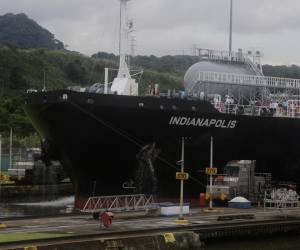 <i>Un barco transita por las esclusas del Canal de Panamá este martes, en Ciudad de Panamá (Panamá). El Canal de Panamá alcanzó la meta presupuestaria de este 2025, de más de 5.600 millones de dólares en ingresos, en medio de la volatilidad mundial alimentada por la política de aranceles de Estados Unidos, dijo este martes el administrador de la vía acuática, Ricaurte Vásquez. EFE/Carlos Lemos</i>