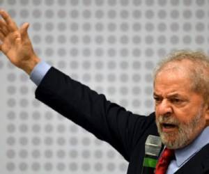 Former Brazilian President (2003-2010) Luiz Inacio Lula da Silva delivers a speech during a seminar on 'Strategies for the Brazilian Economy' promoted by the Workers' Party in Brasilia, on April 24, 2017. Lula da Silva, who faces allegations of involvement in the Odebratch scandal, had his graft probe testimony postponed to May 10. / AFP PHOTO / EVARISTO SA