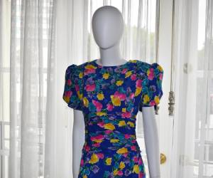 Fotografía de un vestido de seda azul con estampado floral diseñado por Belville Sassoon y que perteneció a la princesa Diana este martes, exhibido durante la subasta 'Princess Diana's Style &amp; A Royal Collection' en Los Ángeles, California (Estados Unidos). EFE/ Mónica Rubalcava