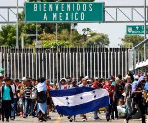 (181025) -- CHIAPAS, octubre 25, 2018 (Xinhua) -- Personas esperan para cruzar el puente fronterizo entre Guatemala y México que se encuentra cerrado, en Ciudad Hidalgo, estado de Chiapas, México, el 25 de octubre de 2018. Miles de migrantes centroamericanos, principalmente hondureños, mantuvieron el jueves su paso por territorio mexicano en su camino hacia la frontera con Estados Unidos. Los migrantes, se empeñan en buscar mejores oportunidades de vida en Estados Unidos. (Xinhua/Francisco Cañedo) (fc) (da) (vf)