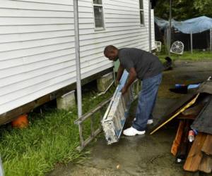 Chester Lastie, de 56 años, quien sobrevivió al huracán Katrina, se prepara para capear la tormenta en su casa en el vecindario inferior del noveno distrito de Nueva Orleans, Louisiana, el 29 de agosto de 2021 antes de la llegada del huracán Ida. - El huracán Ida se actualizó a una tormenta de categoría 4, ya que se mantuvo en curso para golpear Nueva Orleans con vientos máximos sostenidos que alcanzan las 140 millas (225 kilómetros) por hora, dijo el domingo el Centro Nacional de Huracanes de EE. UU. Ida debía tocar tierra el domingo, 16 años después del día en que el huracán Katrina devastó la ciudad del sur de Estados Unidos, inundó el 80 por ciento de Nueva Orleans y dejó 1.800 víctimas y miles de millones de dólares en daños. (Foto de Patrick T.FALLON / AFP)