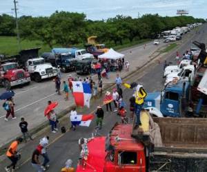 En esta vista aérea, los manifestantes bloquean la carretera Panamericana en Chame, Panamá, el 14 de julio de 2022. (Foto de Ivan PISARENKO / AFP)