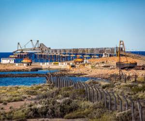 <i>Fotografía de archivo del complejo donde se desarrollará el puerto de YPF para la exportación de gas GNL en Sierra Grande, en la provincia de Rio Negro (Argentina). EFE/ Juan Macri</i>
