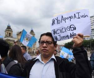 A man holds a sign reading 'I support Ivan. CICIG yes, Jimmy No' during a demonstration in favor of the International Commission against Impunity in Guatemala (CICIG) and its head Ivan Velasquez, at the Constitution square in Guatemala City on August 31, 2018.Guatemalan President Jimmy Morales announced Friday Guatemala will not renew the mandate of a UN anti-corruption mission, which he accused of improper interference on internal matters of the country. / AFP PHOTO / ORLANDO ESTRADA / The erroneous mention appearing in the metadata of this photo byOrlando Estrada has been modified in AFP systems in the following manner: [Orlando Estrada] instead of [Johan Ordonez]. Please immediately remove the erroneous mention[s] from all your online services and delete it (them) from your servers. If you have been authorized by AFP to distribute it (them) to third parties, please ensure that the same actions are carried out by them. Failure to promptly comply with these instructions will entail liability on your part for any continued or post notification usage. Therefore we thank you very much for all your attention and prompt action. We are sorry for the inconvenience this notification may cause and remain at your disposal for any further information you may require.