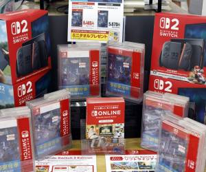 <i>Productos de Nintendo se exhiben en una tienda de electrónica en Inzai, cerca de Tokio, Japón, el 1 de agosto de 2025. Nintendo Co. anunció que su beneficio neto entre abril y junio de 2025 aumentó un 18,6 % interanual, hasta los 96 000 millones de yenes (558 millones de euros), gracias a las fuertes ventas de su nueva consola Switch 2. (Japón, Tokio) EFE/EPA/FRANCK ROBICHON</i>