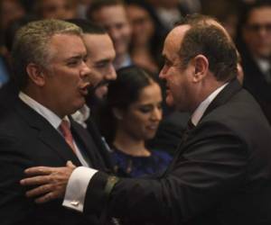 Alejandro Giammattei (D) saluda a su homólogo colombiano Iván Duque. Foto AFP