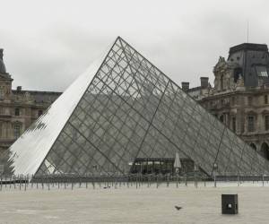 <i> El Museo del Louvre va a permanecer finalmente cerrado al público este lunes después del espectacular robo de joyas de la colección de la corona francesa que sufrió el domingo por la mañana. La decisión del cierre, confirmada a EFE por una portavoz del museo, se ha tomado en el último momento, después de que los visitantes hayan podido acceder desde la entrada de la pirámide a las 9.00 de la mañana, la hora habitual de apertura.EFE/ Edgar Sapiña Manchado</i>